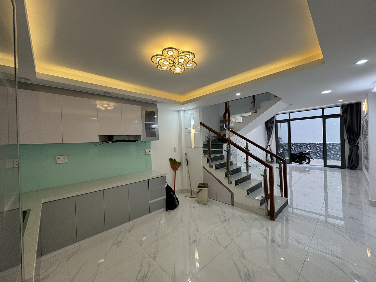 Nhà phố 3 lầu (4mx12,5m=50m2) 5 phòng ngủ hẻm ôtô 7 chỗ khu đồng bộ Nguyễn Thượng Hiền, Bình Thạnh